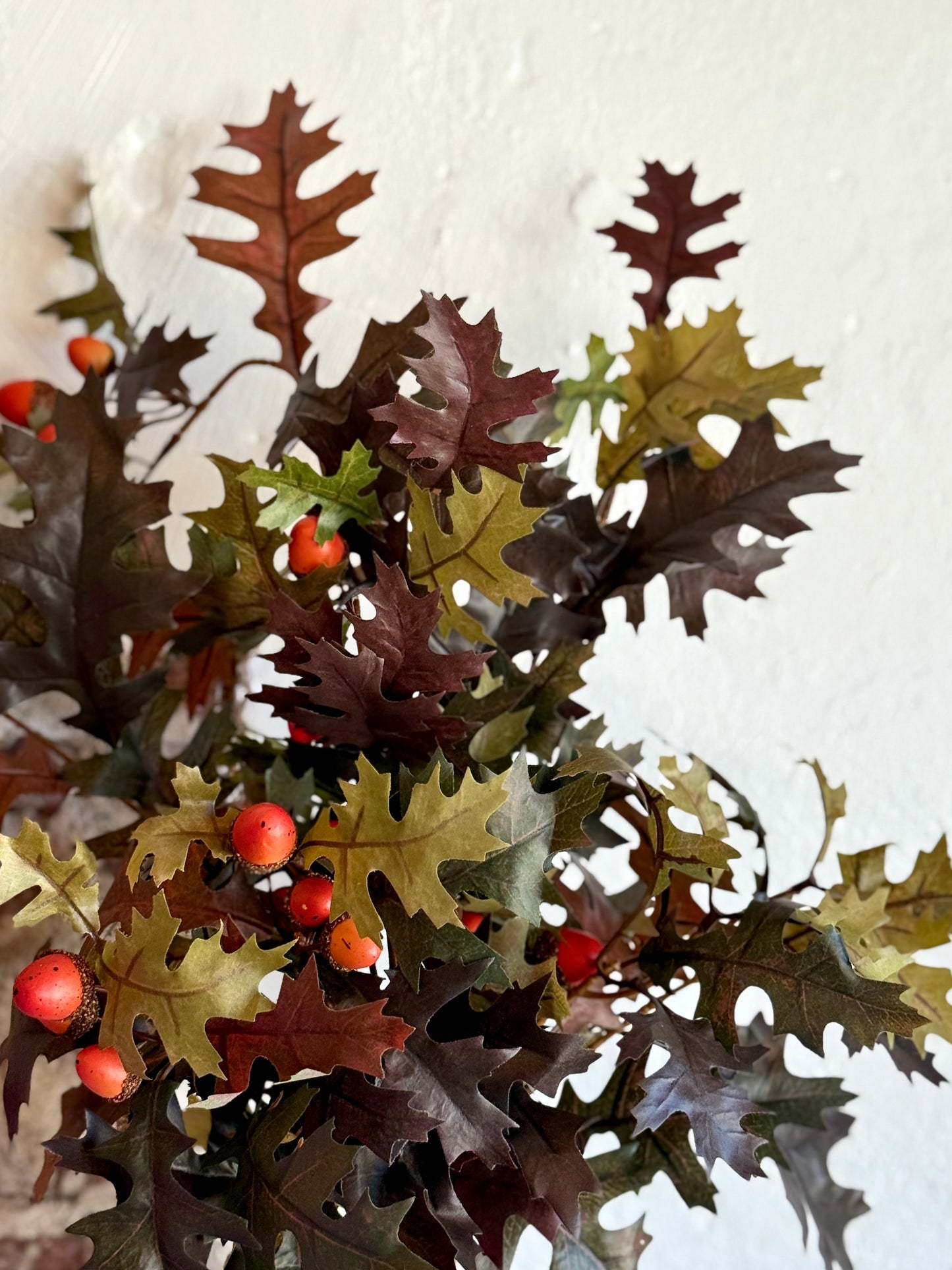 25" OAK LEAF HANGING BUSH WITH ACORNS, BROWN/GREEN