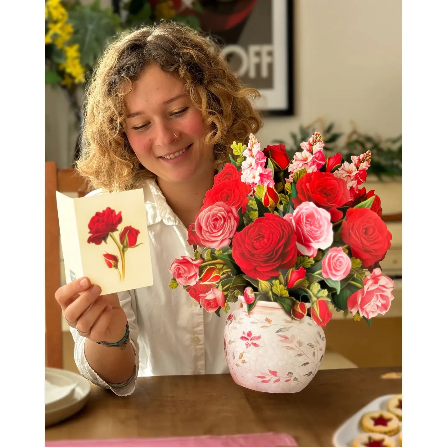 FreshCut Paper Pop-up Flower Bouquet Blooming Roses
