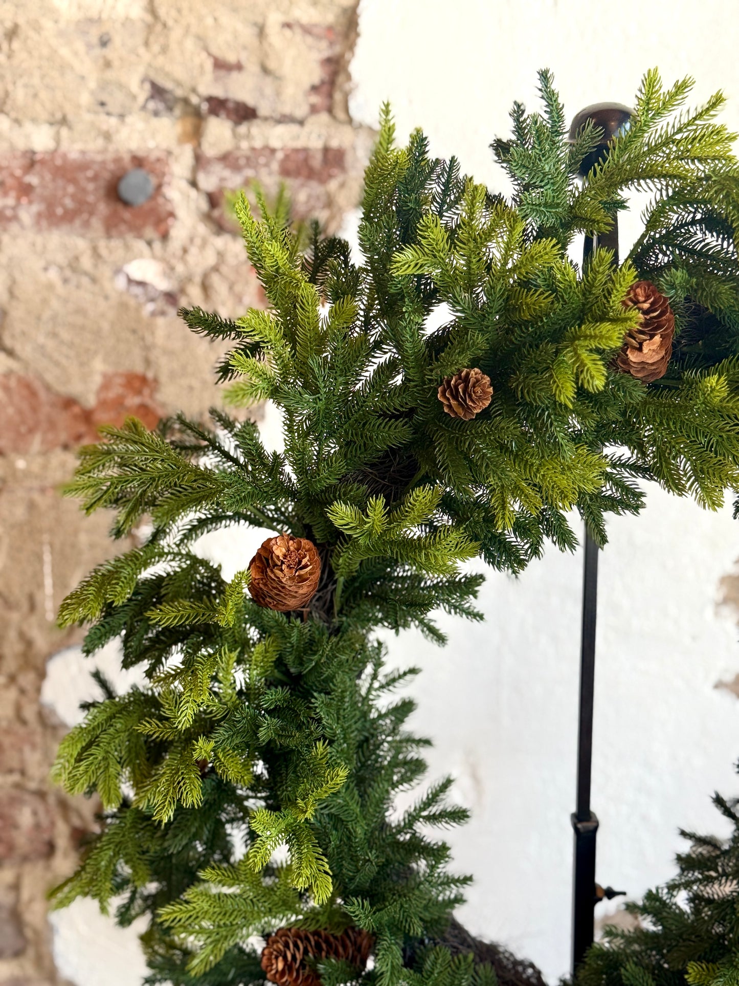 25" Pine with Pinecones Oval Wreath