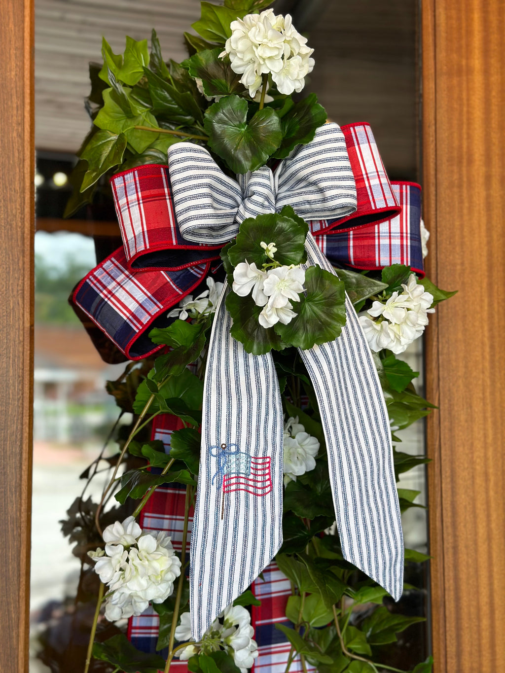 UV-Protected White Geranium and Ivy Swag with Embroidered American Flag Sash