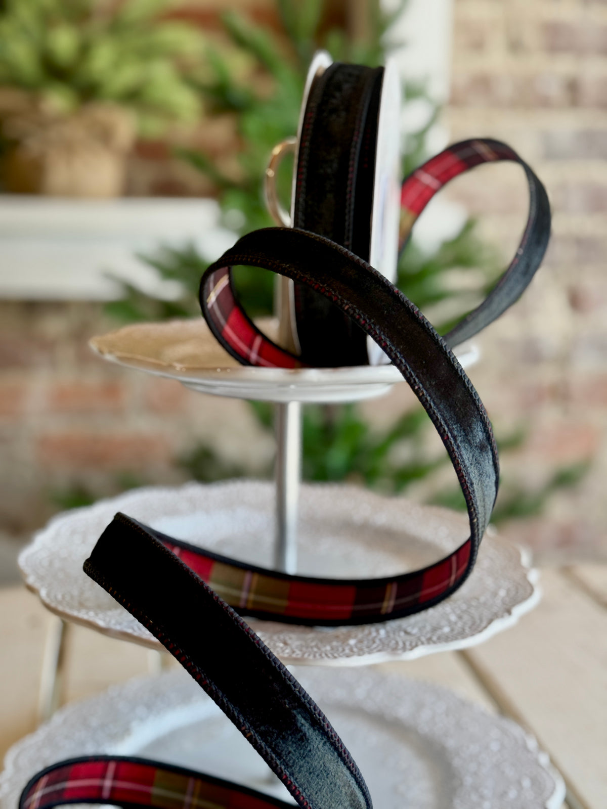 1” VLVT W/HIGHLANDS PLAID BACKED RIBBON, Black