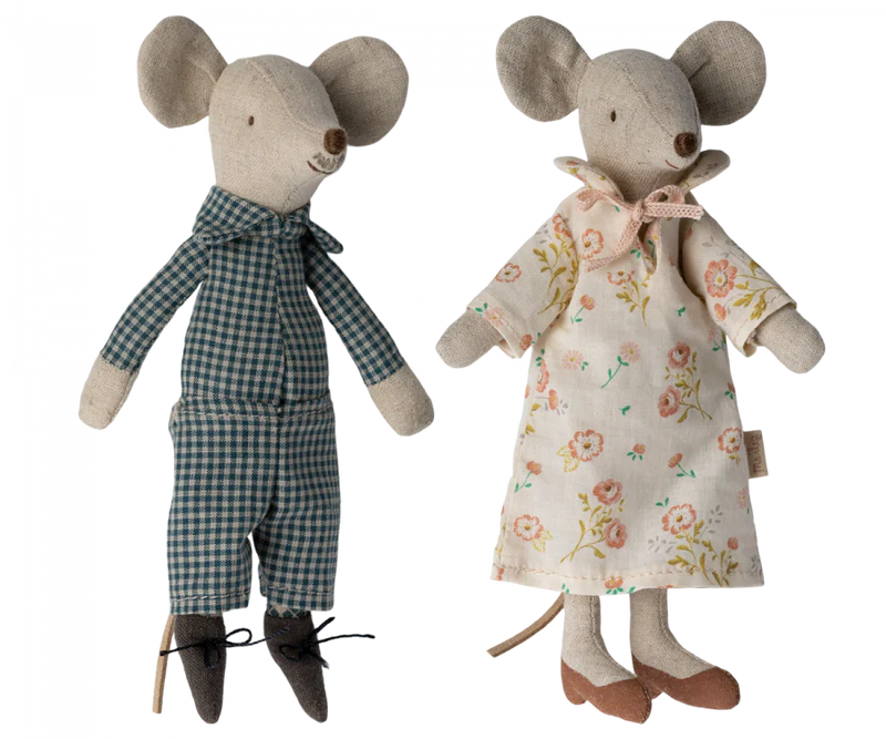 Grandma and Grandpa Mice in Cigarbox