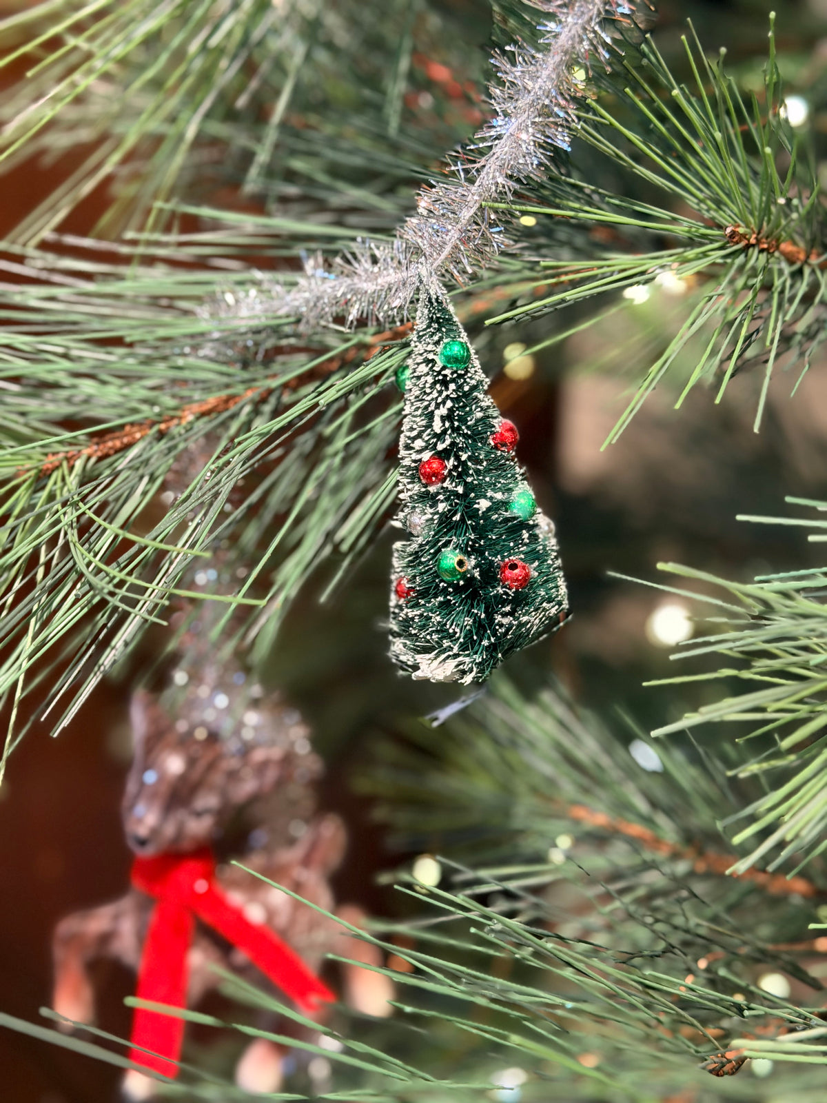 60" TINSEL W/DEER SISEL TREE/BALL GARLAND