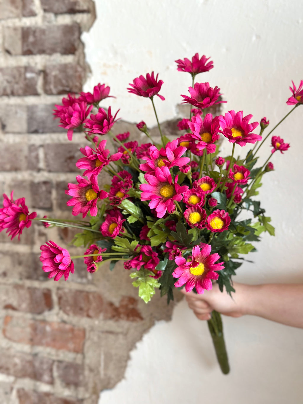 24” Daisy Spray - Dark Pink