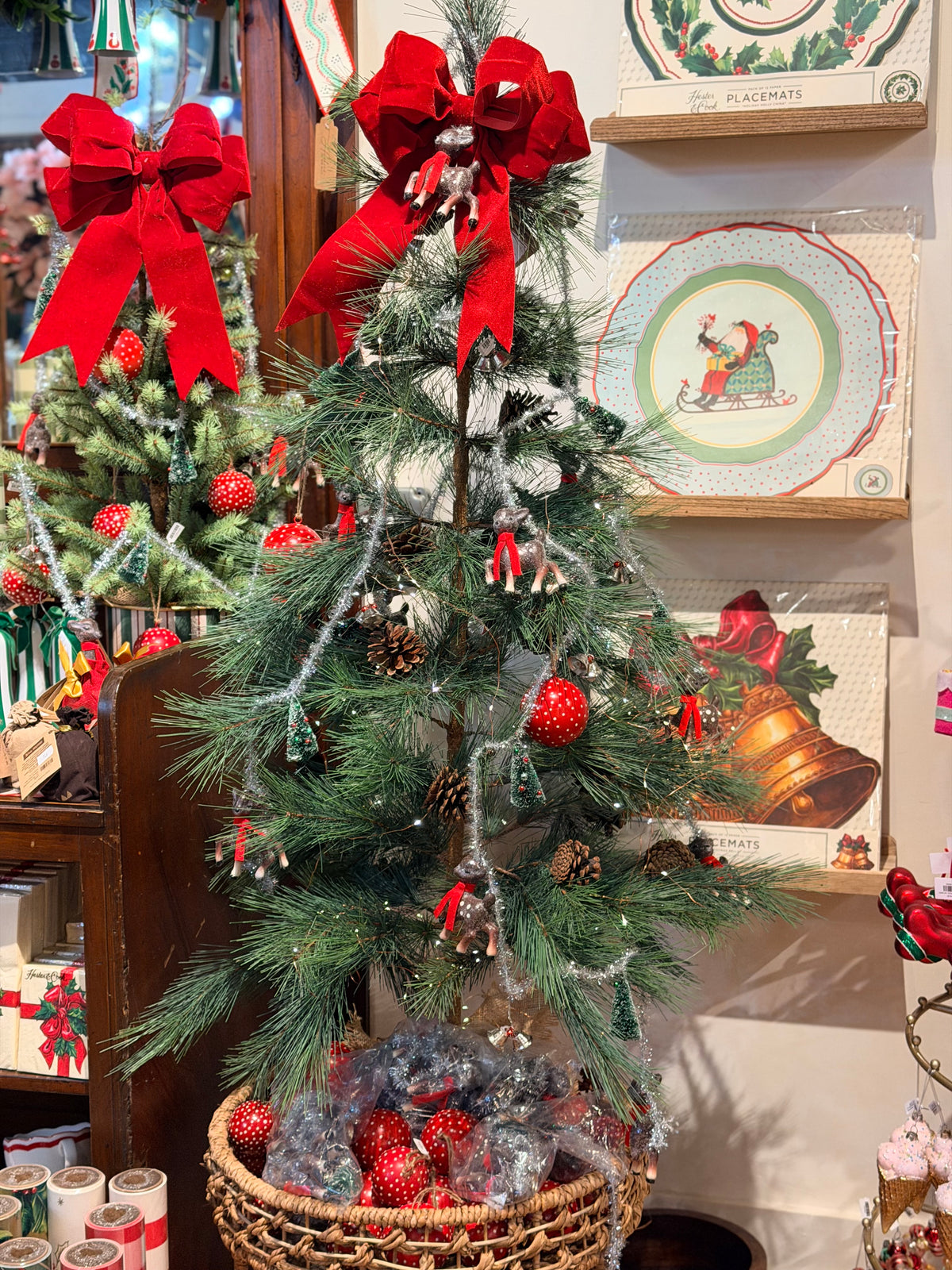 60" TINSEL W/DEER SISEL TREE/BALL GARLAND