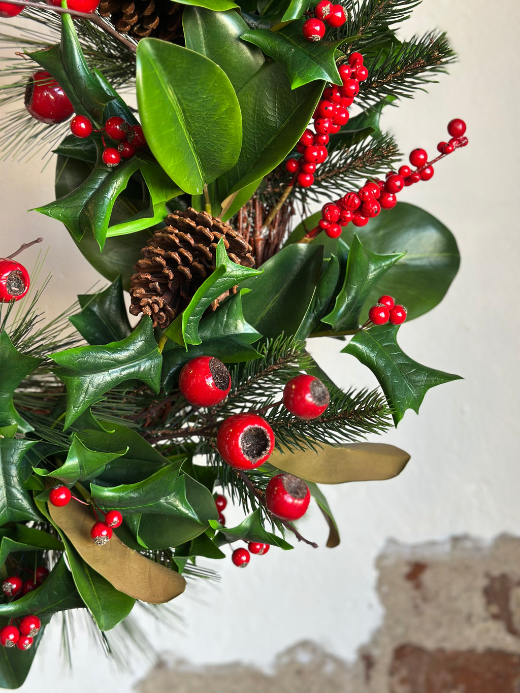 28" PREMIUM BERRY MAGNOLIA HOLLY AND PINE WREATH