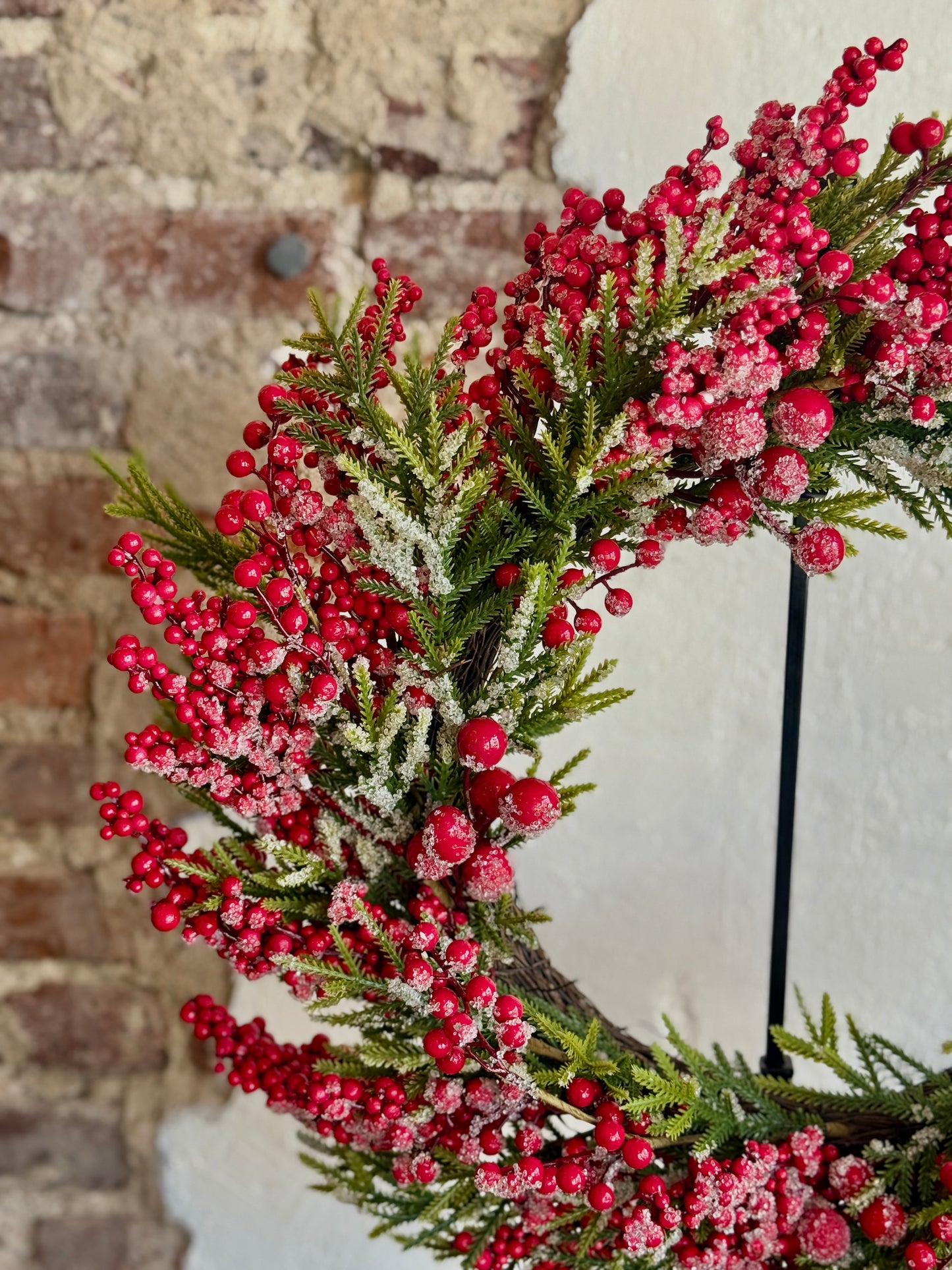24" FROSTED WP BERRY MINI SPRUCE WREATH