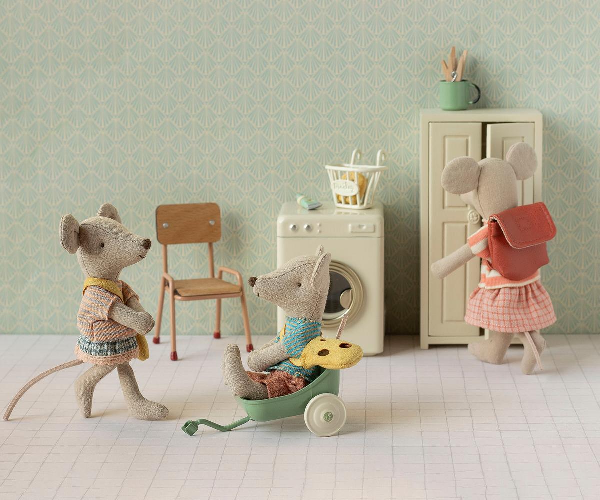 Maileg- Little sister mouse with bag