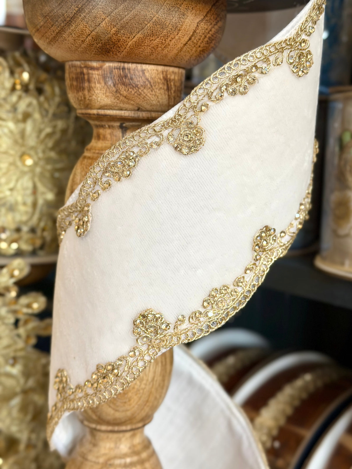 4" SCALLOPED VELVET IVORY - SOLD BY THE YARD