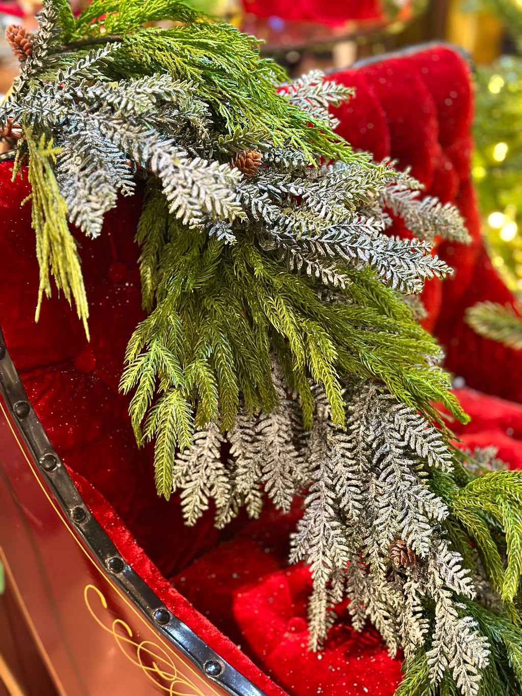 4.5’ PL MINI NEW ENGLAND SPRUCE W/CONE GARLAND