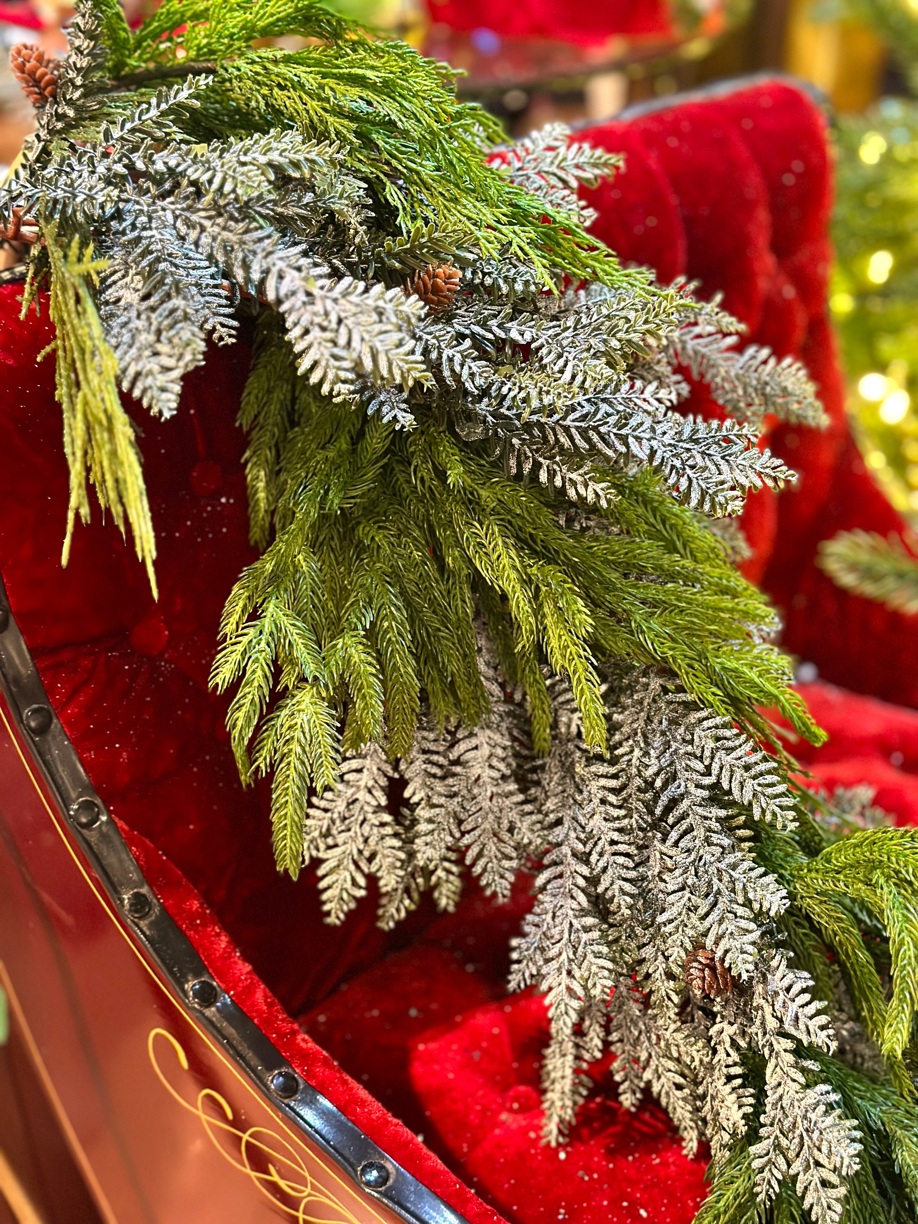 4.5’ PL MINI NEW ENGLAND SPRUCE W/CONE GARLAND