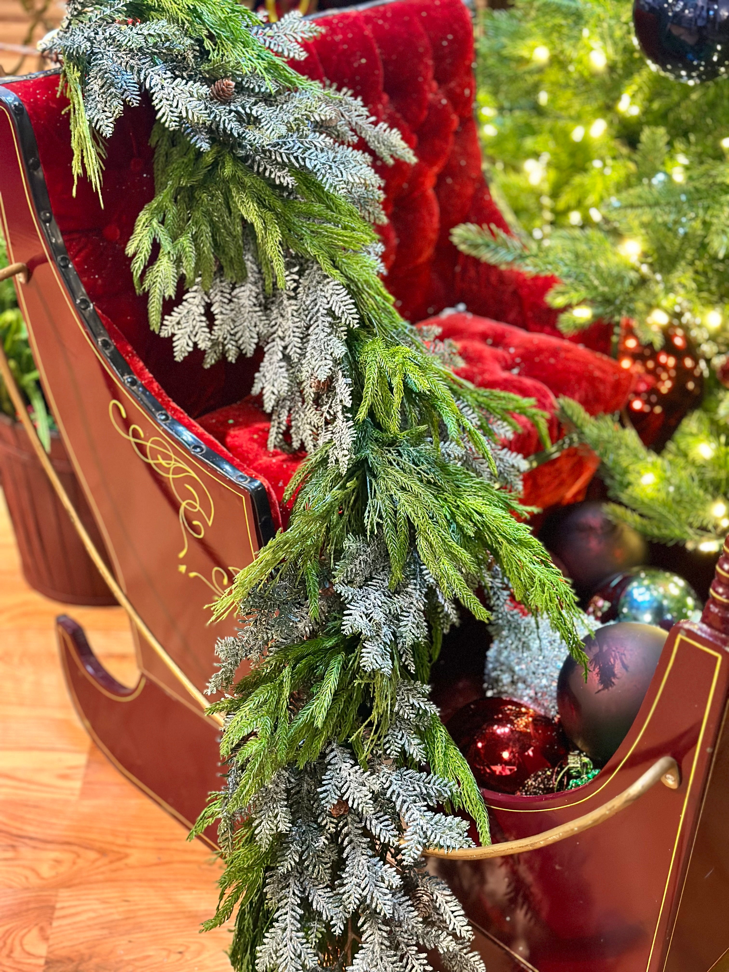 4.5’ PL MINI NEW ENGLAND SPRUCE W/CONE GARLAND