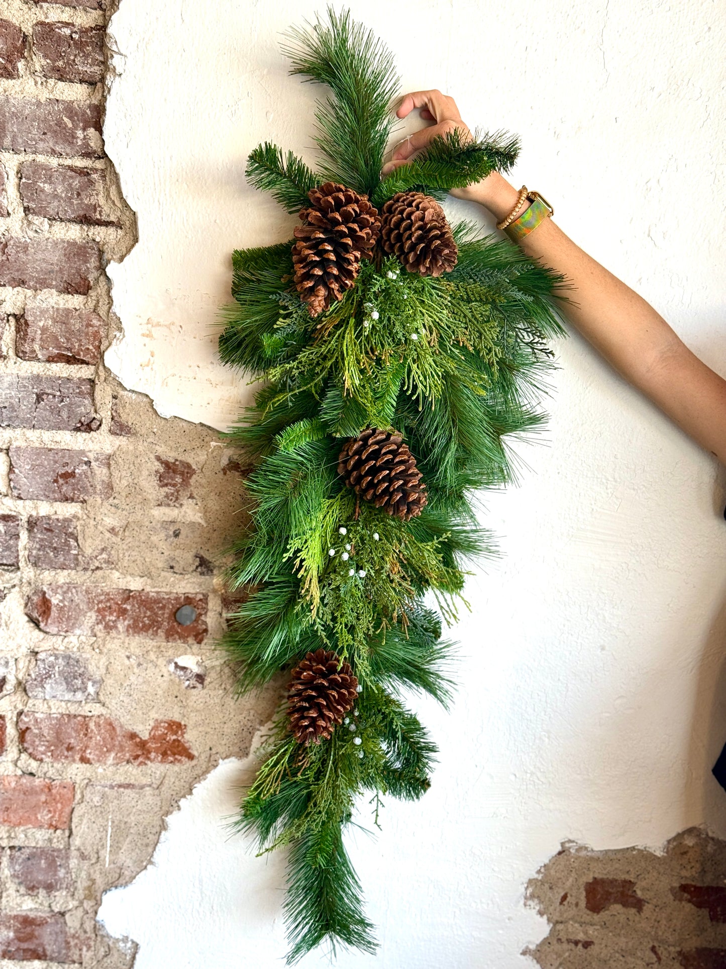 32" DEEP WOODS MIX GREENS W/CONES TEARDROP