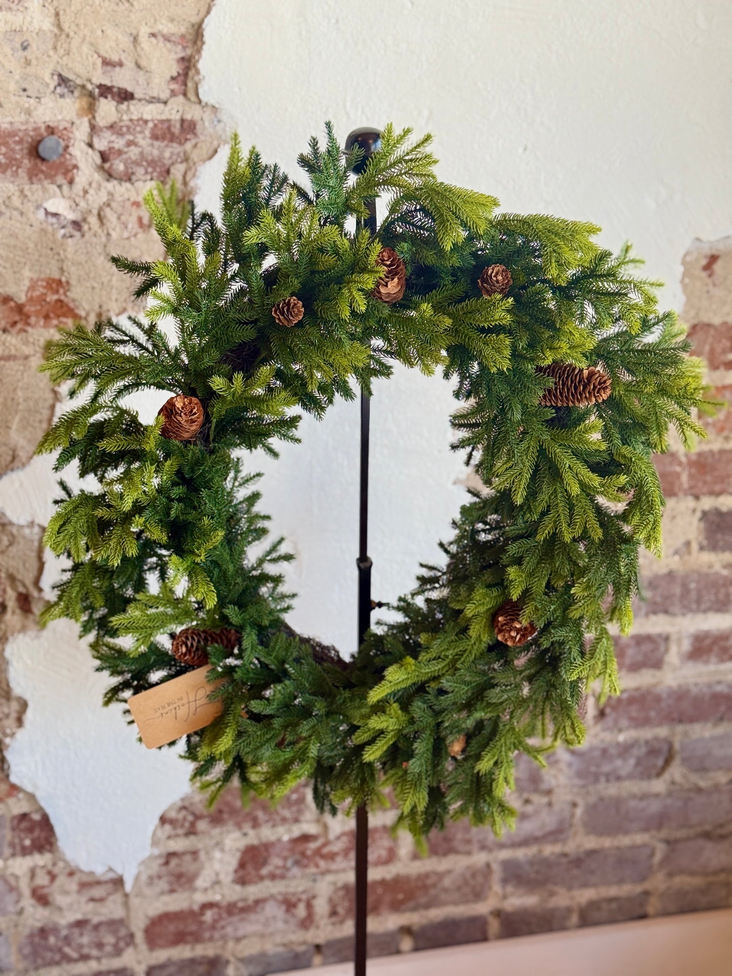 25" Pine with Pinecones Oval Wreath