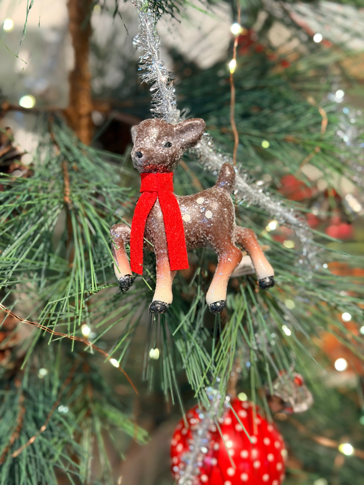 60" TINSEL W/DEER SISEL TREE/BALL GARLAND