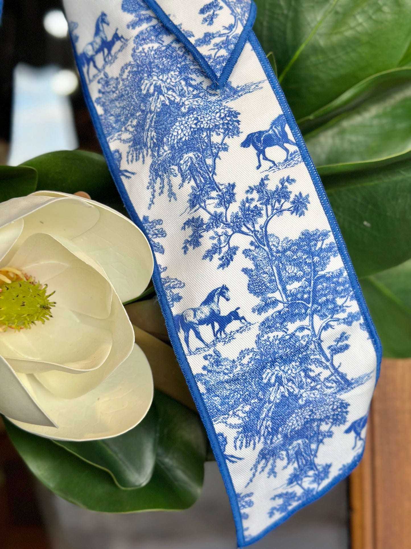 Toile de Jouy Bow