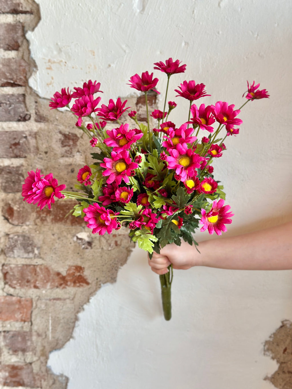 24” Daisy Spray - Dark Pink