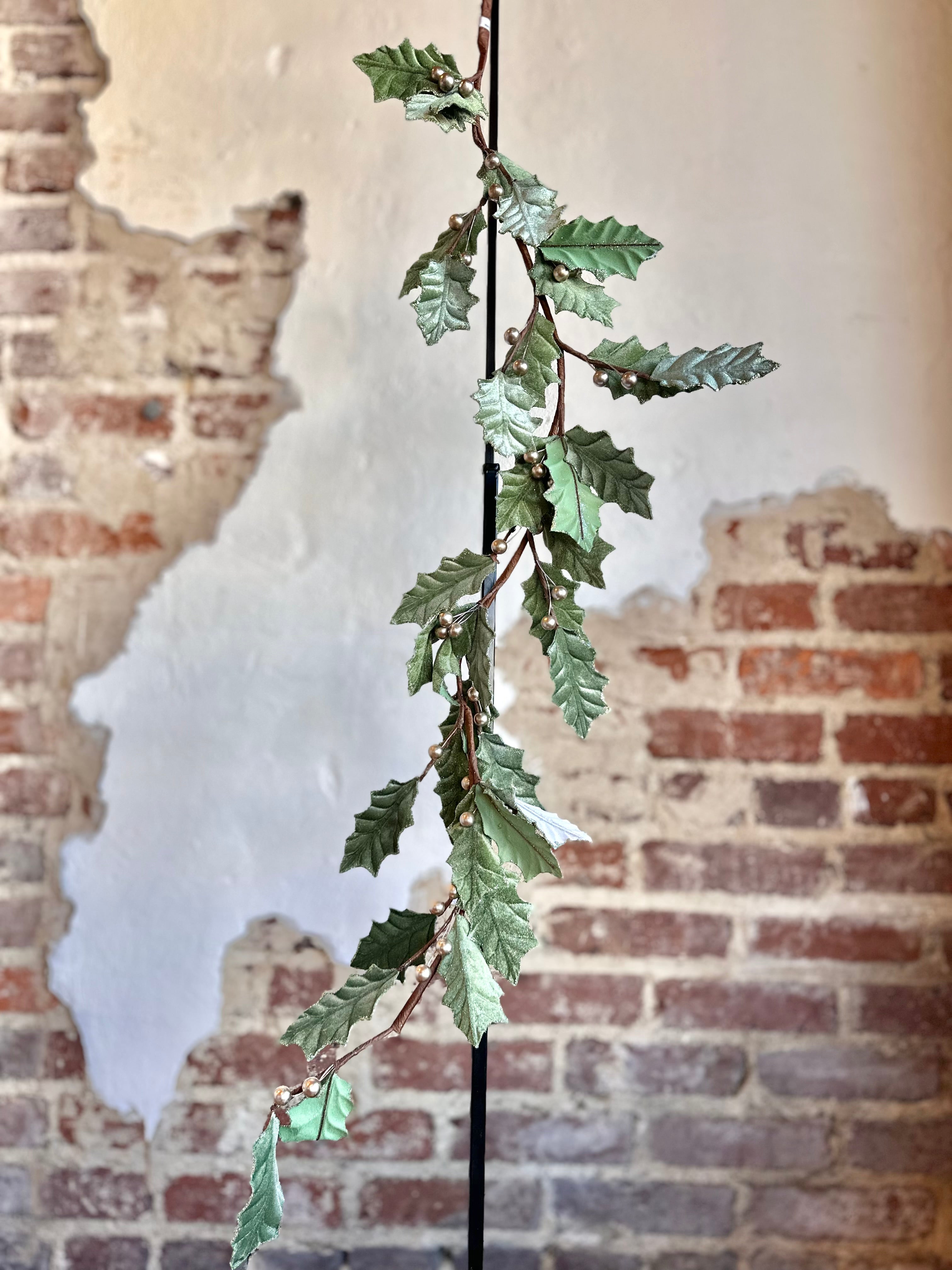48" GARDEN HOLIDAY HOLLY GARLAND