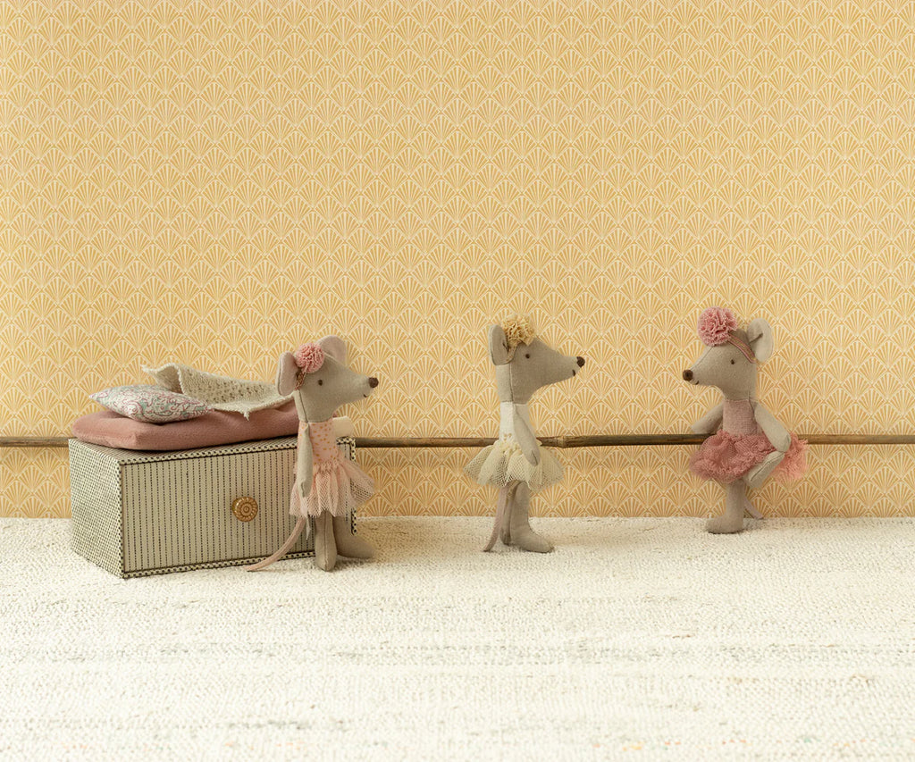 Dance Mouse In Daybed, Little Sister