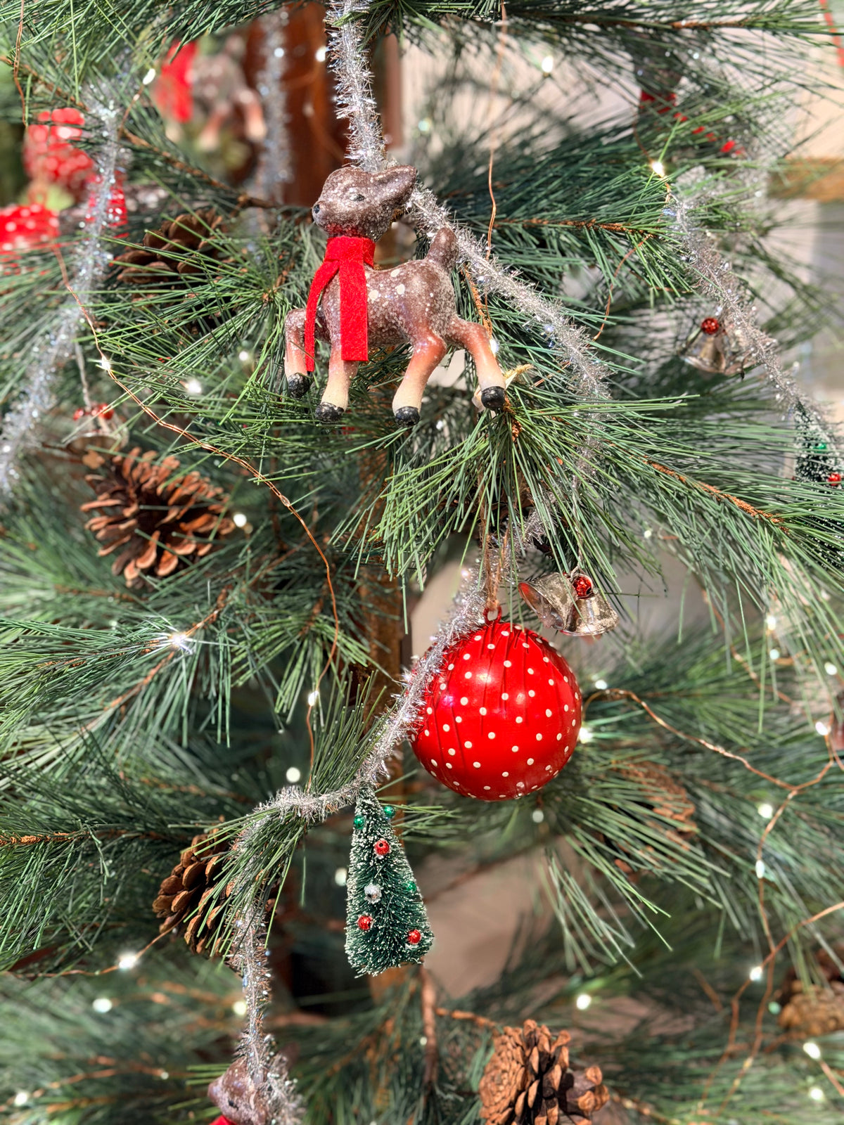 60" TINSEL W/DEER SISEL TREE/BALL GARLAND