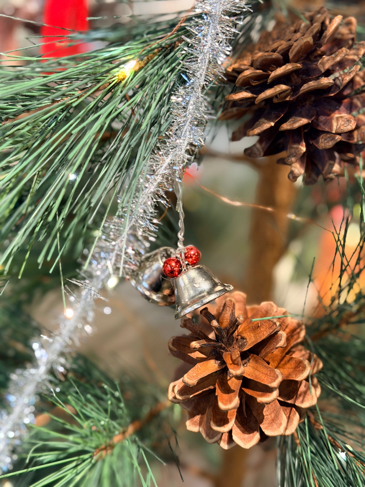 60" TINSEL W/DEER SISEL TREE/BALL GARLAND