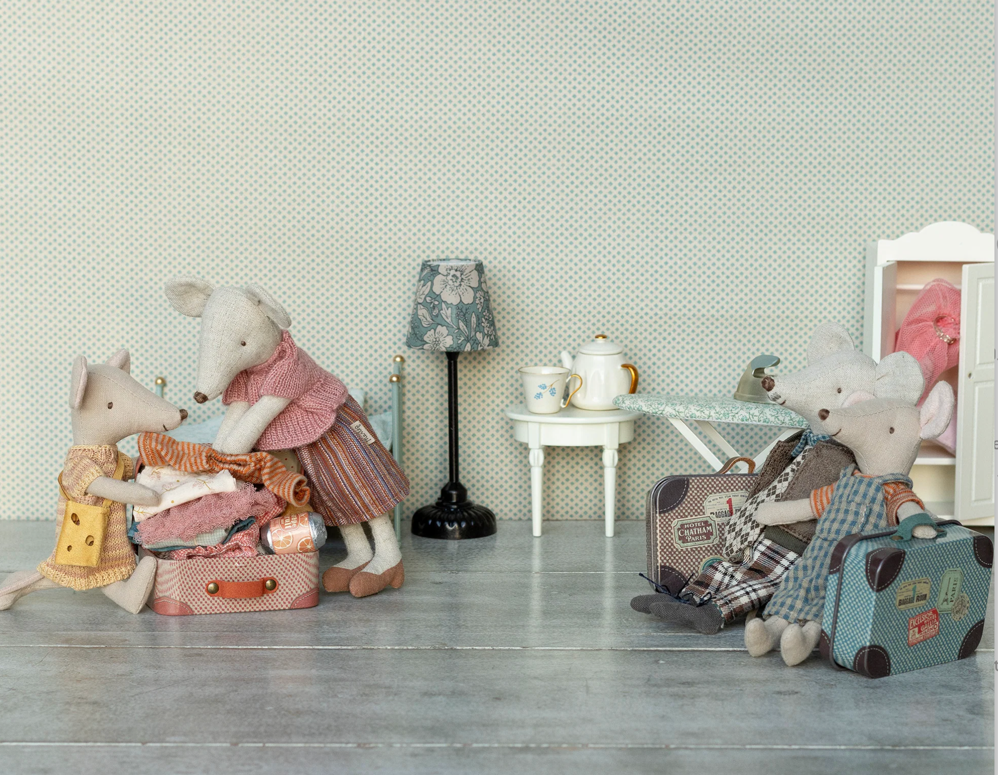Knitted Blouse and Skirt in Suitcase - Grandma Mouse