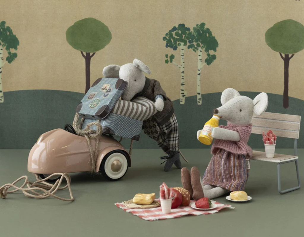 Knitted Blouse and Skirt in Suitcase - Grandma Mouse