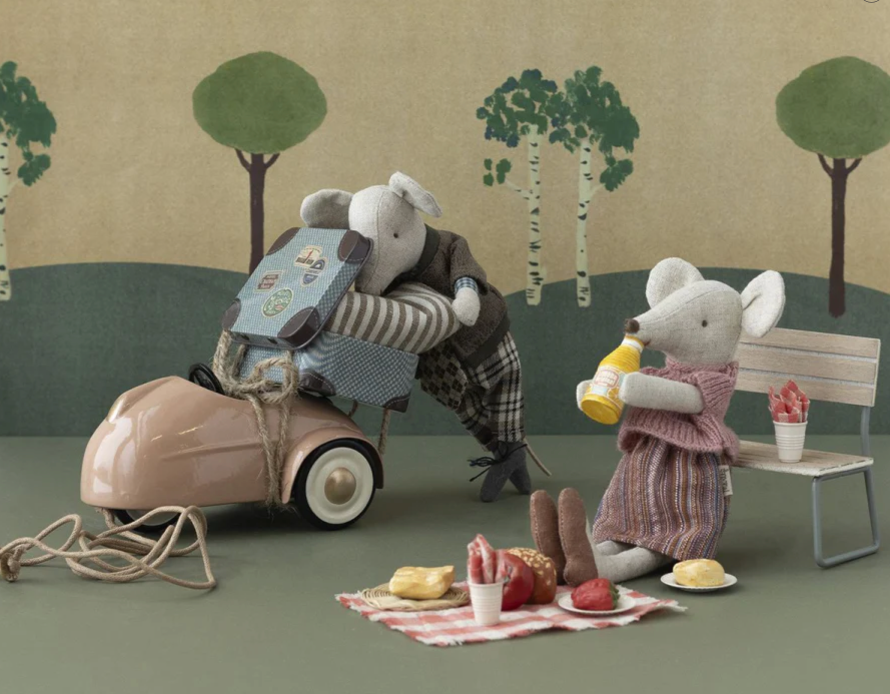 Knitted Blouse and Skirt in Suitcase - Grandma Mouse