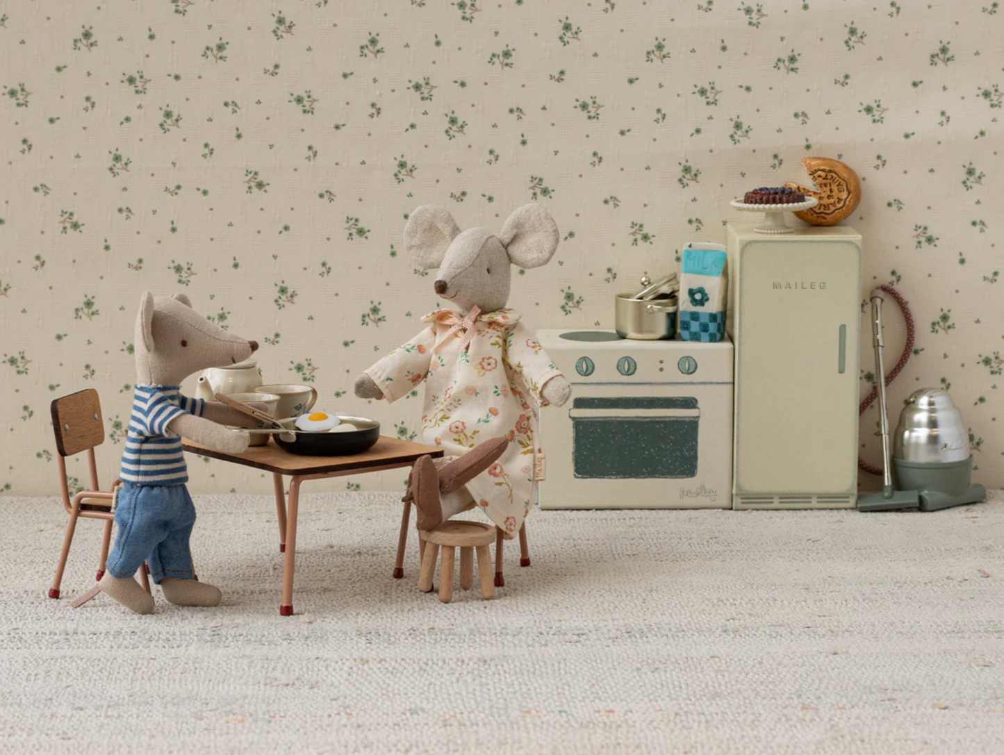 Table and Chair set, Mouse - Dark Powder
