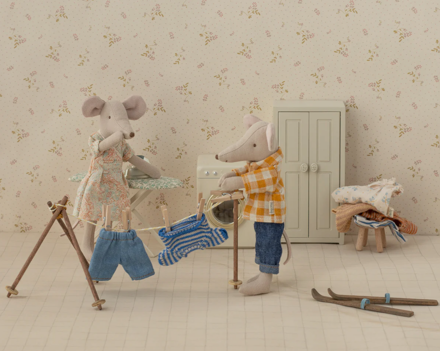 Knitted Sweater & Pants, Big Brother Mouse