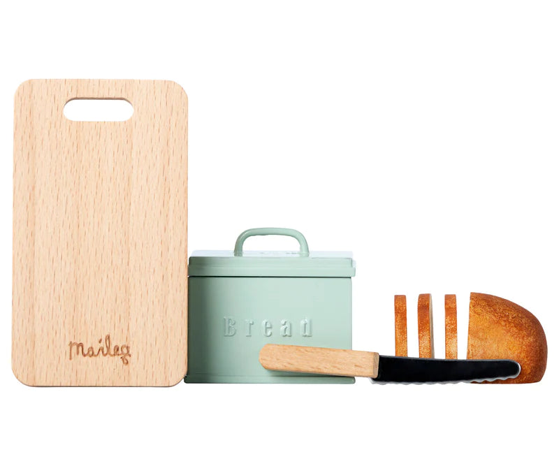 Bread Box w. Utensils