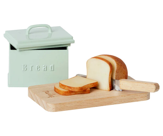 Bread Box w. Utensils